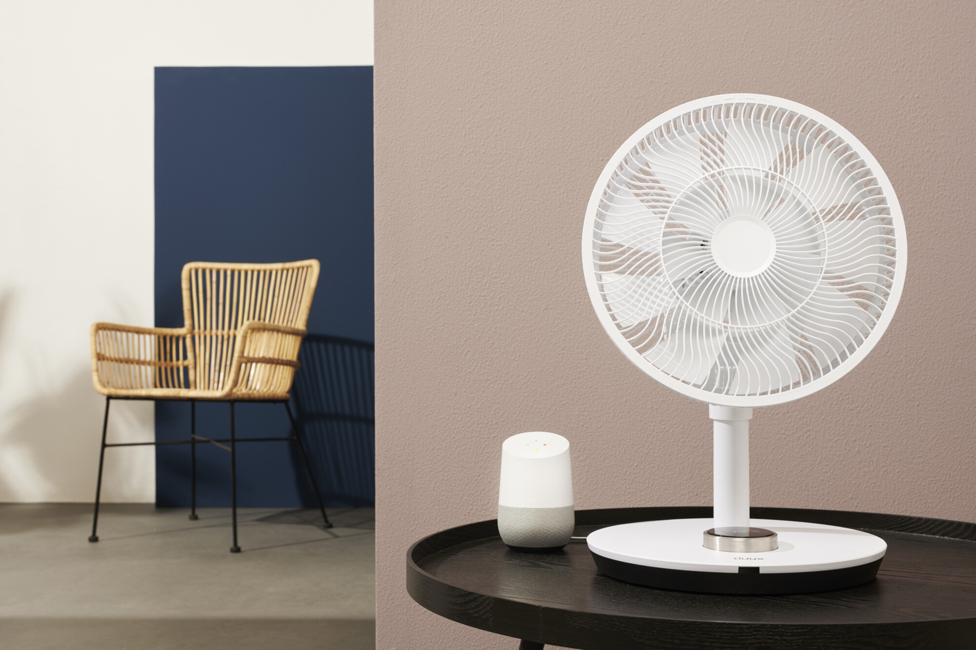 The Whisper Flex Smart Fan in White from Duux is the ultimate super quiet fan for your home office that circulates cool and fresh air.